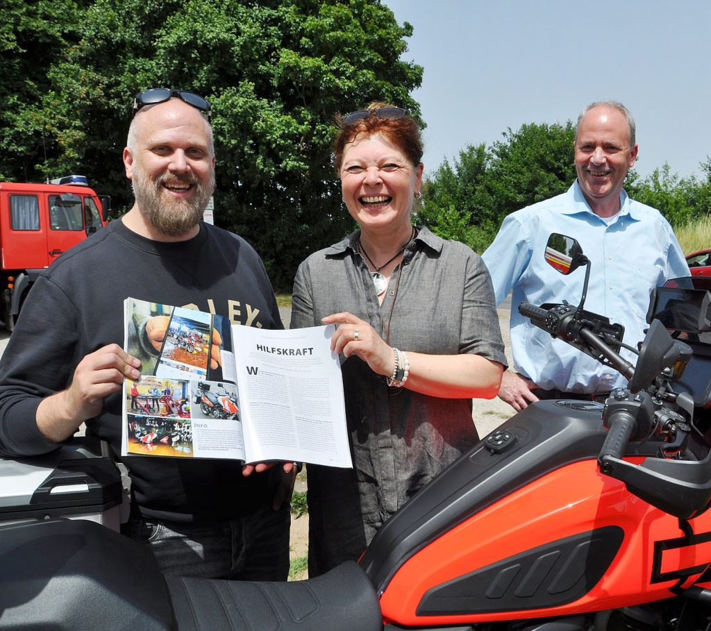 Claudia Werel, Nils Buntrock mit dem Exemplar des Ride-Magazins und Bürgermeister Hermann-Josef Esser (Foto: Reiner Züll) 